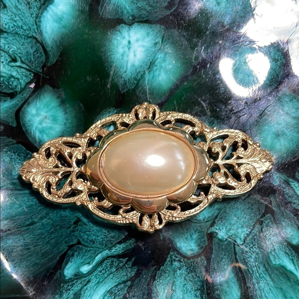 Gold and Cream Pearlescent Oval Brooch with Filigree Design - Picture 7 of 13